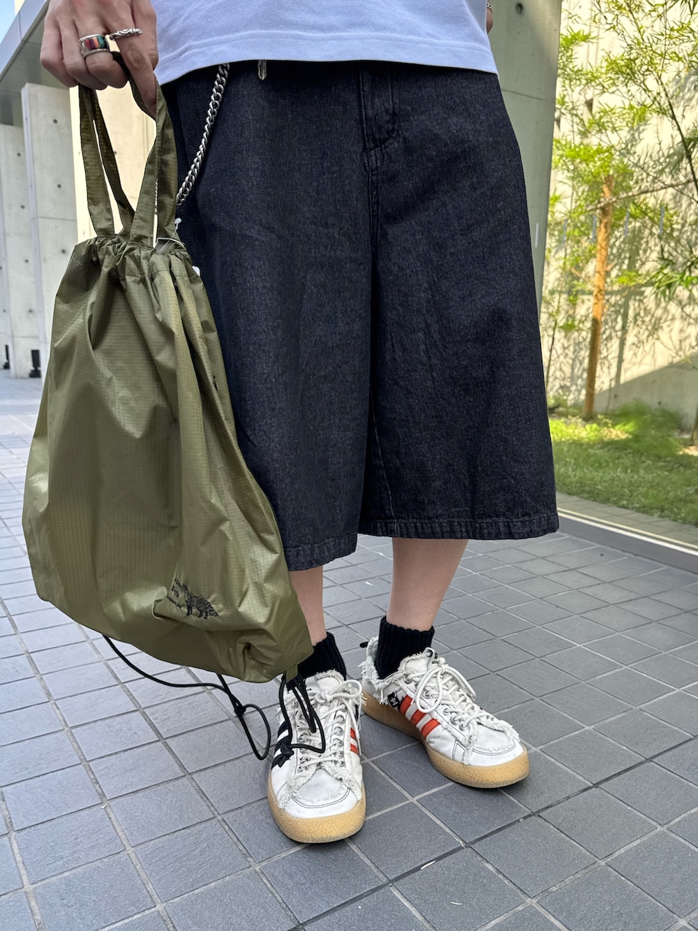 「FREDY&GLOSTER、converse、ジャックパーセル、adidas、ポロシャツ、ポロシャツコーデ、ハーフパンツ、デニム、デニムパンツ、ライトオンス、夏コーデ、シンプルスタイル、メンズファッション、初夏コーデ、メンズコーデ」｜「JACK PURCELLの【Jack Purcell/ジャックパーセル】鹿の子 ラインポロシャツ ワンポイント（ポロシャツ、ホワイト系）」を使った、ふなさん（メンズ・178cm）の夏コーディネートの4枚目の写真