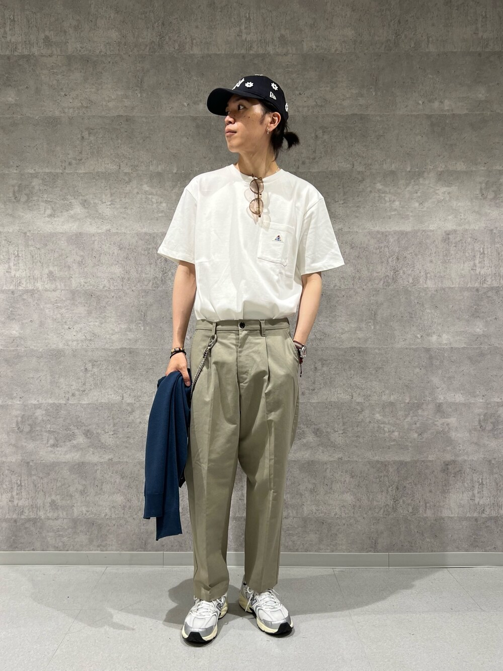 「FREDY&GLOSTER、GEVACO、New Balance、NICK GEAR、カーディガン、カーディガンコーデ、初夏コーデ、スラックス、スラックスコーデ、タックイン、サングラス、天王寺」｜「GLOSTERの【GLOSTER/グロスター】リネンライクカーディガン（カーディガン/ボレロ、ブルー系）」を使った、ふなさん（メンズ・178cm）の夏コーディネートの5枚目の写真