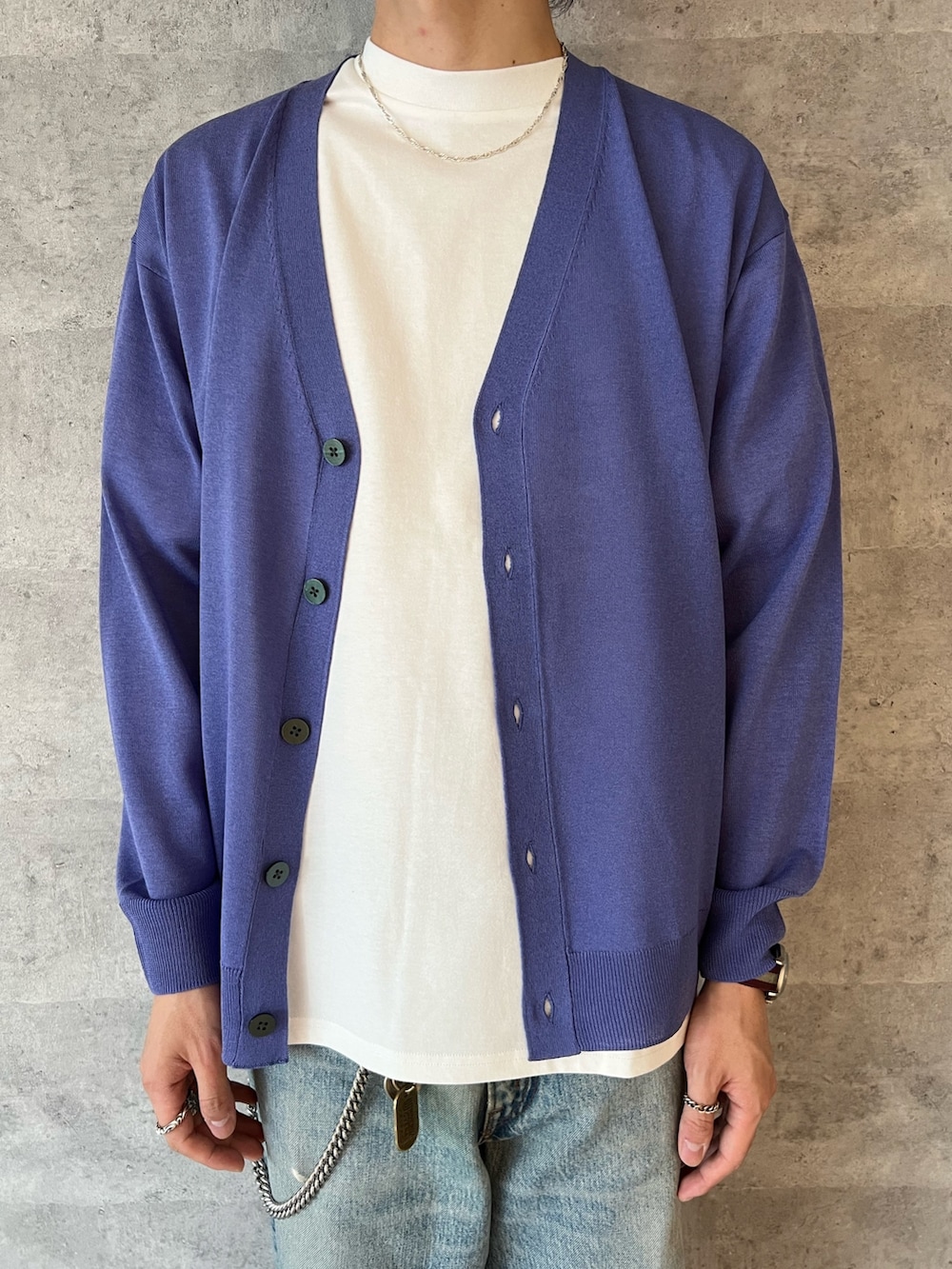 「FREDY&GLOSTER、smith's、orslow、シンプルコーデ、カジュアルコーデ、カーディガン、サマーカーディガン、デニムパンツ、サンダル、サンダルコーデ、天王寺、天王寺ミオ」｜「GLOSTERの【GLOSTER/グロスター】リネンライクカーディガン（カーディガン/ボレロ、パープル系）」を使った、ふなさん（メンズ・178cm）の春コーディネートの2枚目の写真
