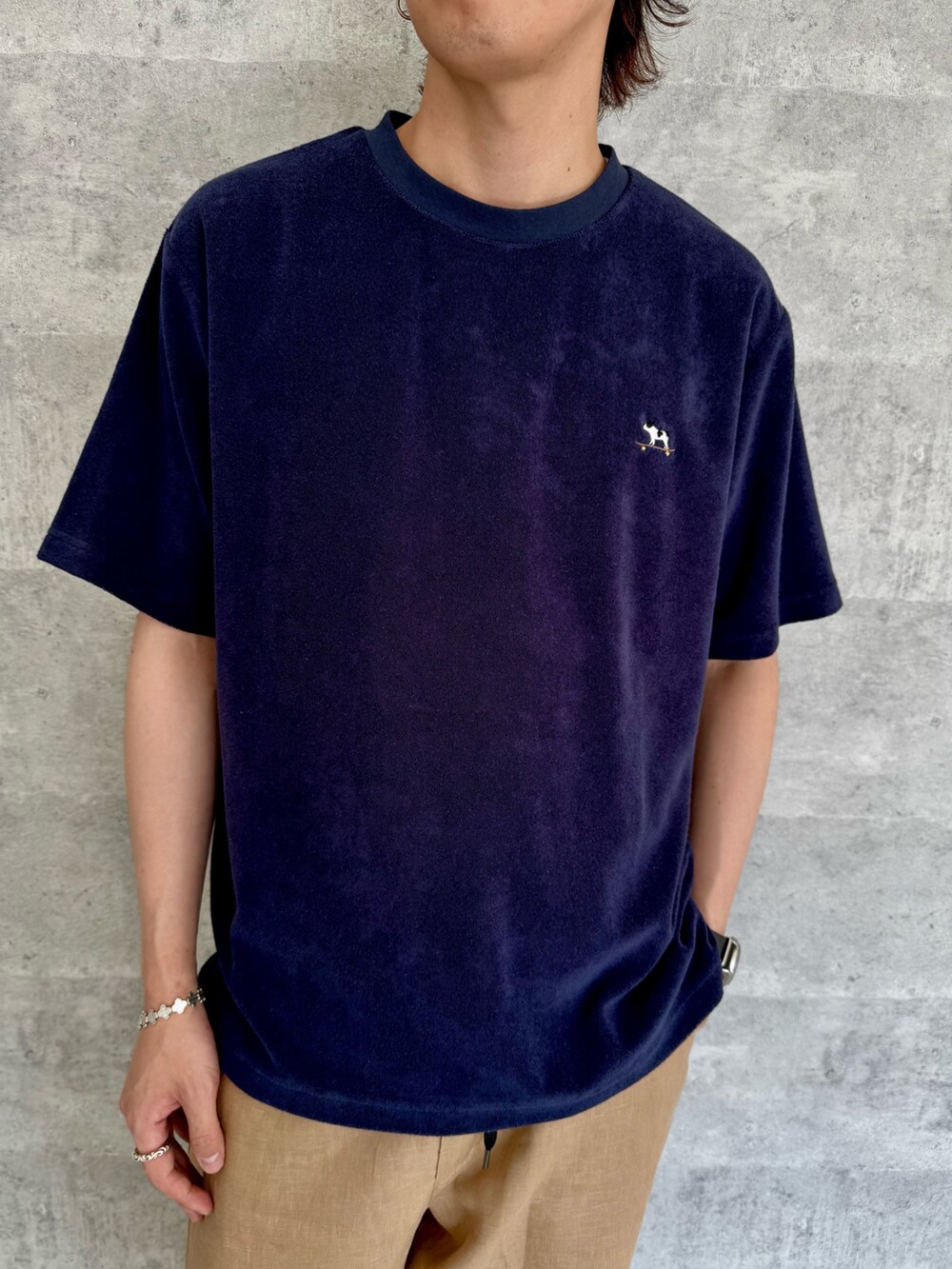 ブルー系のTシャツ/カットソー、ベージュ系のその他パンツを着用したメンズの夏コーディネートの2枚目の写真