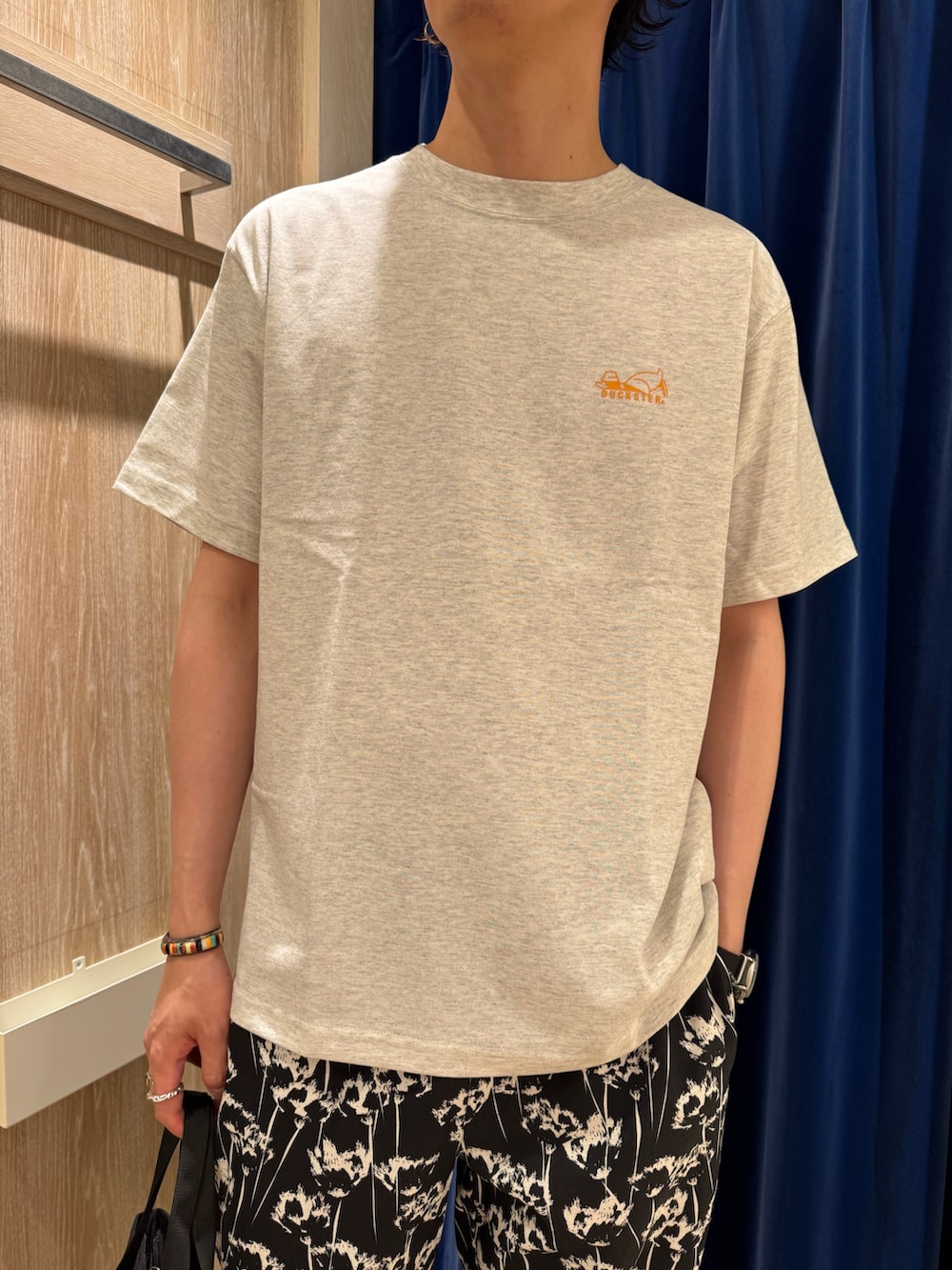 ホワイト系のTシャツ/カットソー、ブラック系のその他パンツ、ブラック系のサンダルを着用したメンズの夏コーディネートの2枚目の写真