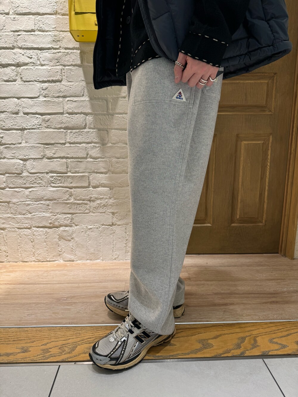 「FREDY&GLOSTER、TAION、GEVACO、NICK GEAR、New Balance、ダウンベスト、ダウン、カーディガンコーデ、冬コーデ、ダウンジャケット、ニット、キャップ、休日スタイル、メンズファッション」｜「GLOSTERの【GLOSTER/グロスター】配色ハンドステッチ ニット ダブルポケットカーディガン（カーディガン/ボレロ、ブラック系）」を使った、ふなさん（メンズ・178cm）の冬コーディネートの4枚目の写真