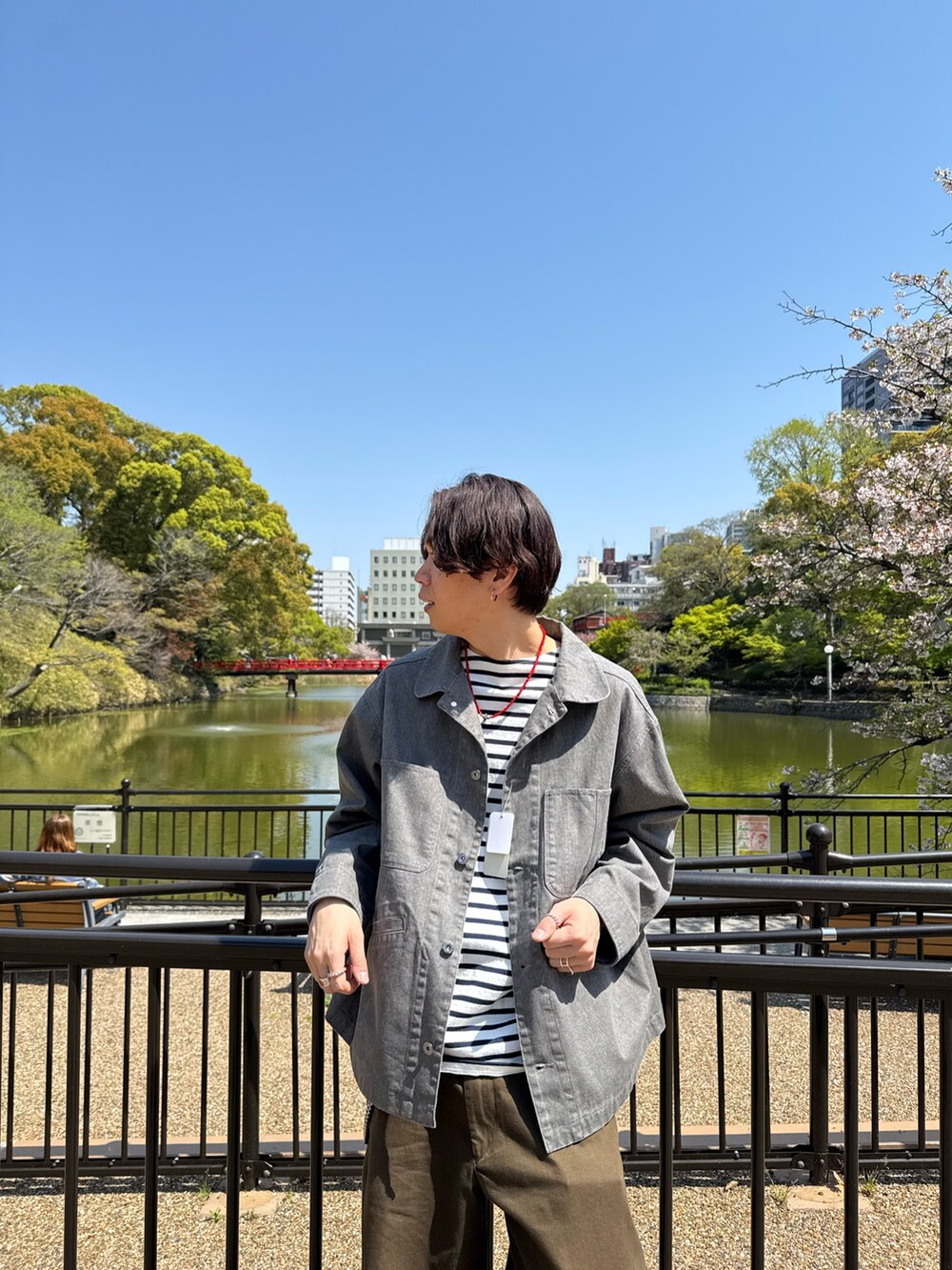 グレー系のブルゾン、その他のTシャツ/カットソーを着用したメンズの春コーディネートの2枚目の写真