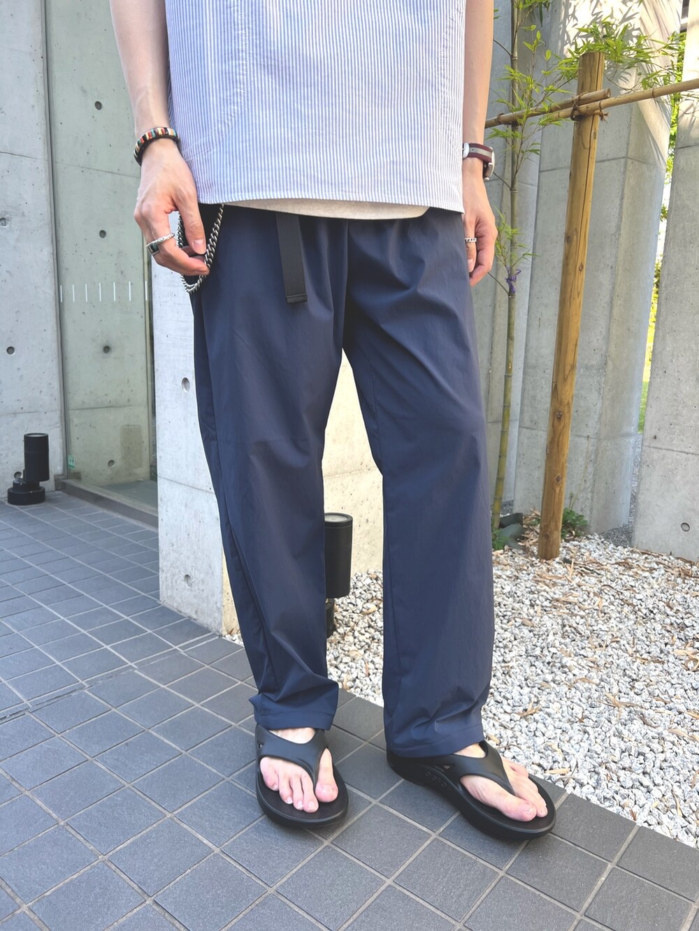 「FREDY&GLOSTER、GEVACO、oofos、シャツ好き集まれ、夏コーデ、サンダル、きれいめカジュアル、お出かけコーデ、夏ファッション、カジュアルコーデ、シャツコーデ、初夏コーデ、30代コーデ、丸襟シャツ、クライミングパンツ」｜「GEVACOの【GEVACO/ゲバコ】オックスオーバーショールカラー半袖シャツ (無地/チェック/ストライプ)（シャツ/ブラウス、グレー系）」を使った、ふなさん（メンズ・178cm）の夏コーディネートの3枚目の写真