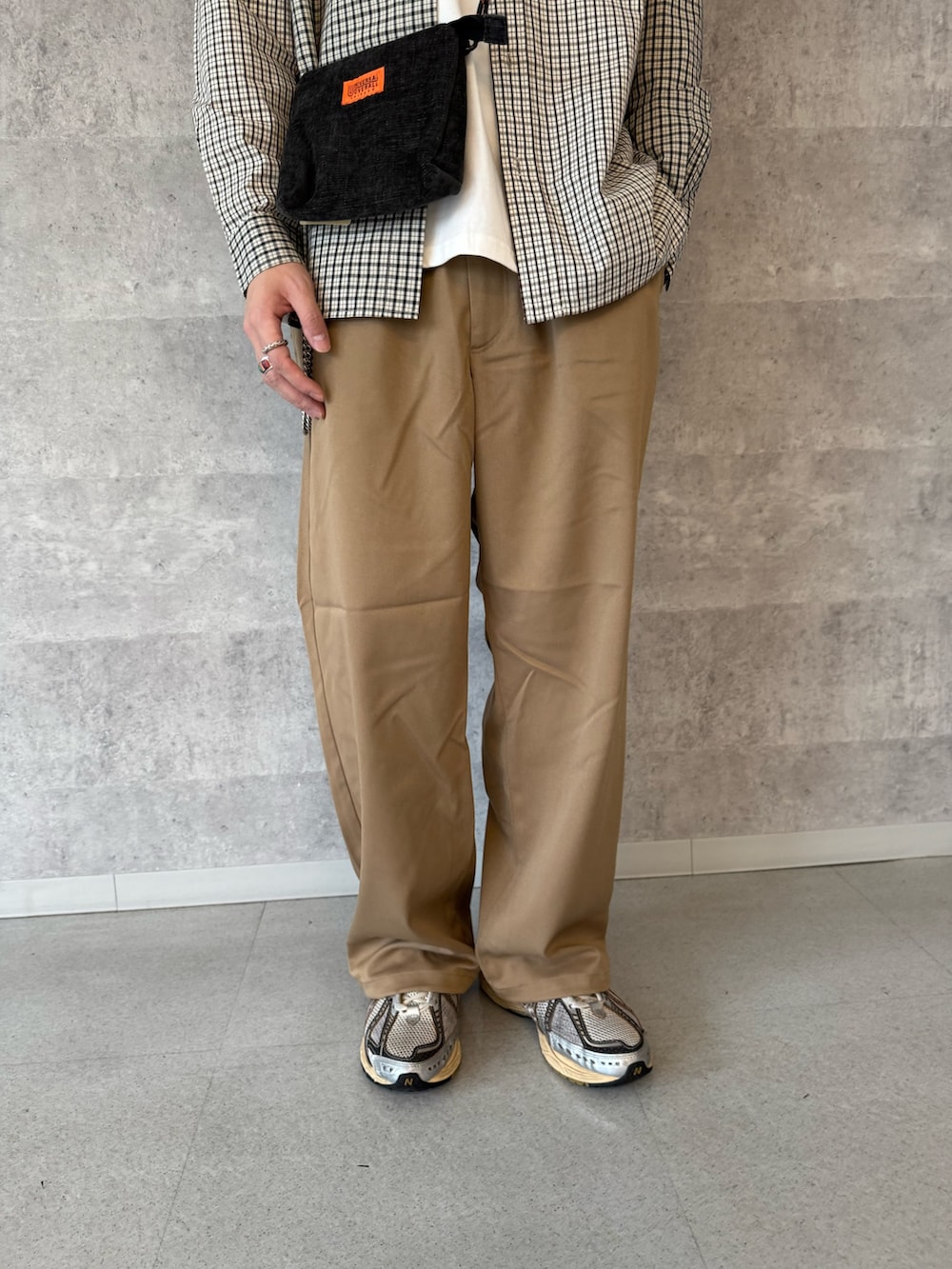 ホワイト系のシャツ/ブラウス、ホワイト系のTシャツ/カットソー、ベージュ系のその他パンツを着用したメンズの秋コーディネートの3枚目の写真