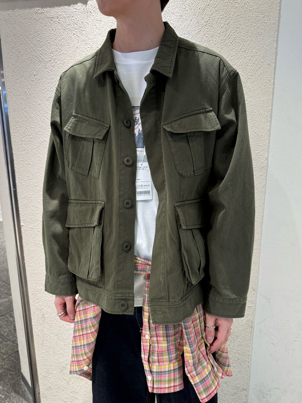 ホワイト系のTシャツ/カットソー、グリーン系のブルゾン、ピンク系のシャツ/ブラウスを着用したメンズの春コーディネートの2枚目の写真
