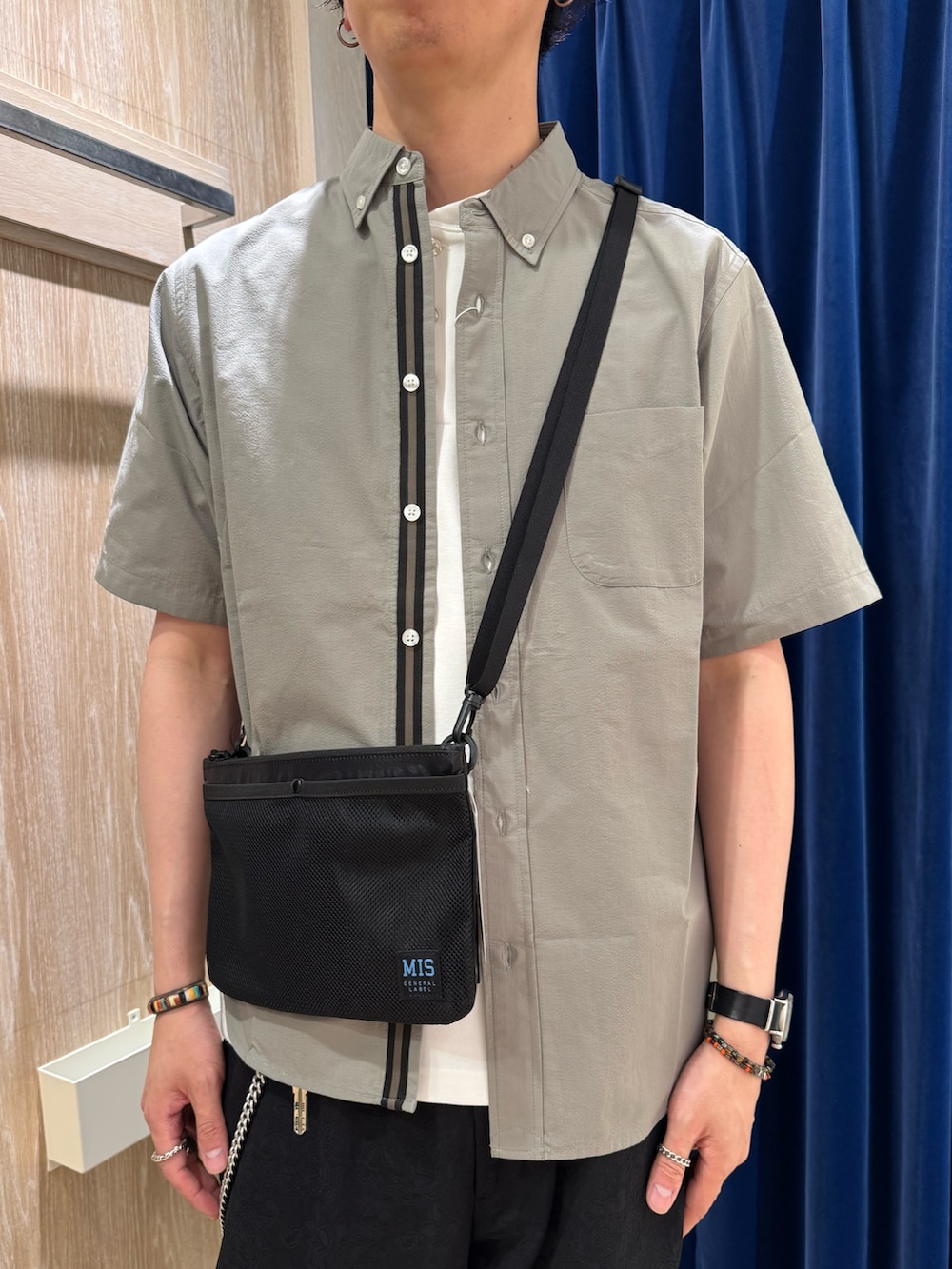 グリーン系のシャツ/ブラウス、ホワイト系のTシャツ/カットソー、ブラック系のその他パンツを着用したメンズの夏コーディネートの2枚目の写真