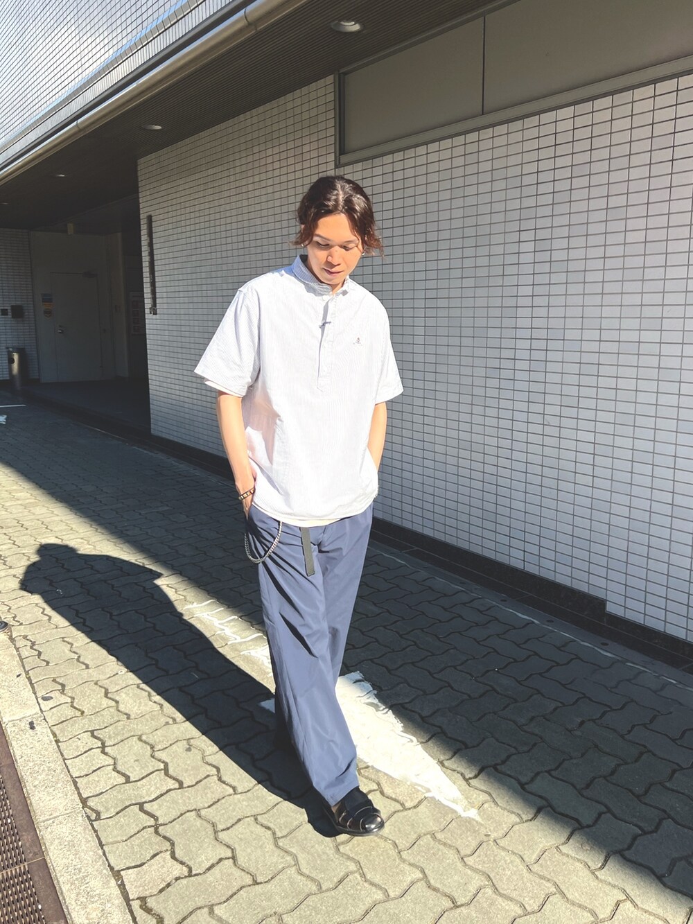 「FREDY&GLOSTER、GEVACO、oofos、シャツ好き集まれ、夏コーデ、サンダル、きれいめカジュアル、お出かけコーデ、夏ファッション、カジュアルコーデ、シャツコーデ、初夏コーデ、30代コーデ、丸襟シャツ、クライミングパンツ」｜「GEVACOの【GEVACO/ゲバコ】オックスオーバーショールカラー半袖シャツ (無地/チェック/ストライプ)（シャツ/ブラウス、グレー系）」を使った、ふなさん（メンズ・178cm）の夏コーディネートの4枚目の写真