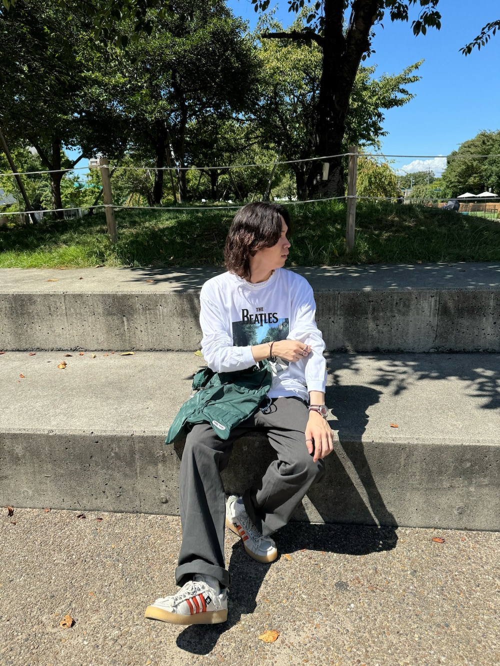 ホワイト系のTシャツ/カットソー、グレー系のチノパンツを着用したメンズの秋コーディネートの4枚目の写真