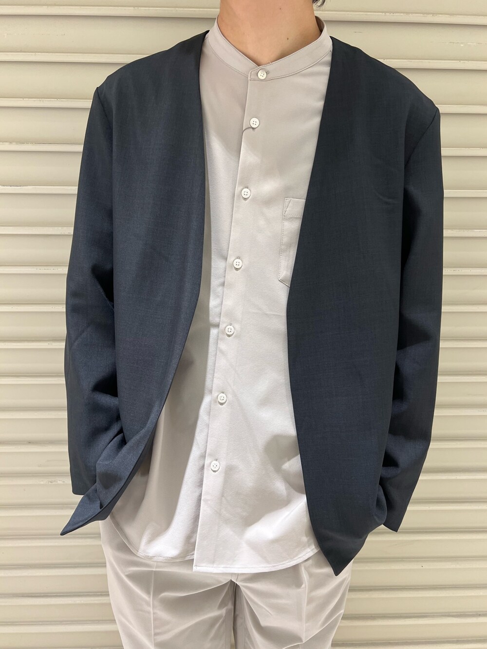 「きれいめカジュアル、綺麗めコーデ、セットアップ、セットアップスタイル、ジャケット、ジャケットスタイル、バンドカラーシャツ、休日スタイル、大人カジュアル、シンプルコーデ、天王寺、天王寺ミオ、FREDY&GLOSTER」｜「GLOSTERの【GLOSTER/グロスター】Quick DRY バンドカラーシャツ ノーカラー ワイドフィット（シャツ/ブラウス、ホワイト系）」を使った、ふなさん（メンズ・178cm）の春コーディネートの2枚目の写真