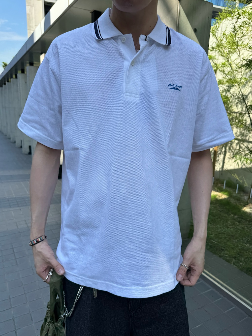 「FREDY&GLOSTER、converse、ジャックパーセル、adidas、ポロシャツ、ポロシャツコーデ、ハーフパンツ、デニム、デニムパンツ、ライトオンス、夏コーデ、シンプルスタイル、メンズファッション、初夏コーデ、メンズコーデ」｜「JACK PURCELLの【Jack Purcell/ジャックパーセル】鹿の子 ラインポロシャツ ワンポイント（ポロシャツ、ホワイト系）」を使った、ふなさん（メンズ・178cm）の夏コーディネートの3枚目の写真