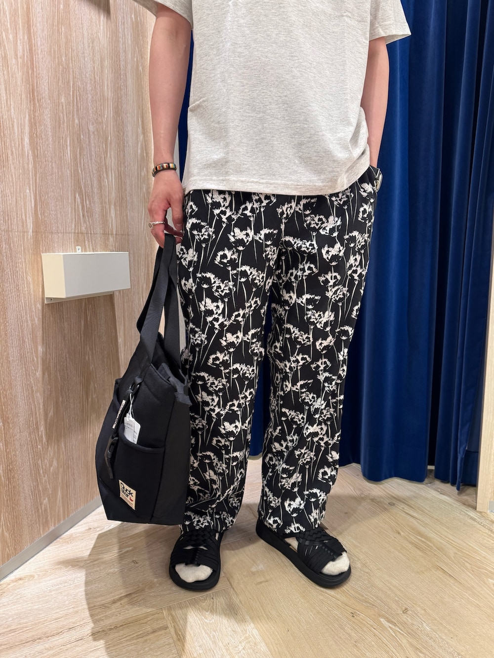 ホワイト系のTシャツ/カットソー、ブラック系のその他パンツ、ブラック系のサンダルを着用したメンズの夏コーディネートの4枚目の写真
