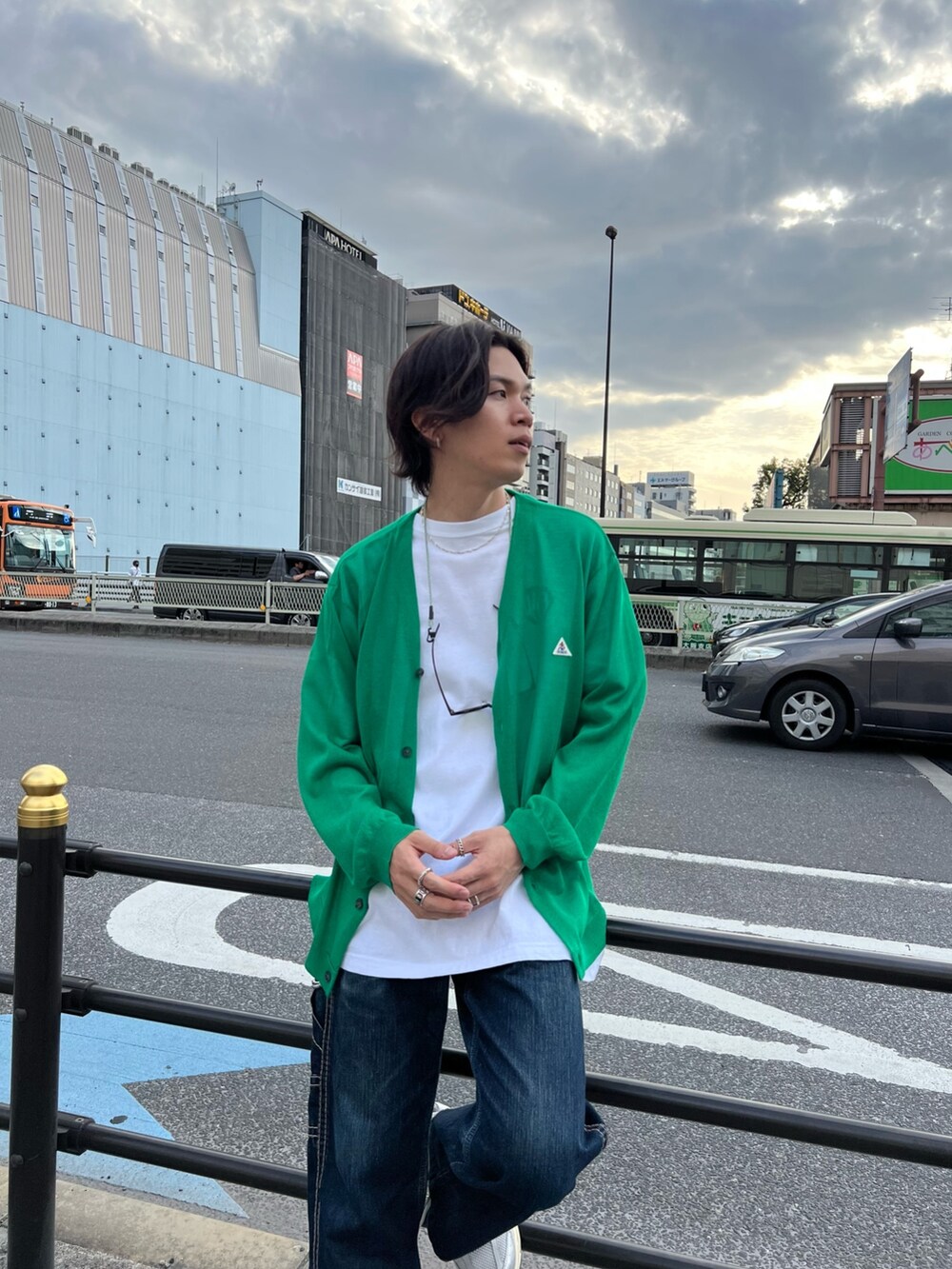 「FREDY&GLOSTER、GEVACO、New Balance、GOOD ROCK SPEED、orslow、halo commodity、シアーカーディガン、カーディガンコーデ、デニム、デニムコーデ、ワーナー・ブラザーズ、プリントT、初夏コーデ、オーバーサイズ、メンズファッション」｜「GEVACOの【GEVACO/ゲバコ】シアーカーディガン ドロップショルダー オーバーサイズ（カーディガン/ボレロ、グリーン系）」を使った、ふなさん（メンズ・178cm）の春コーディネートの2枚目の写真