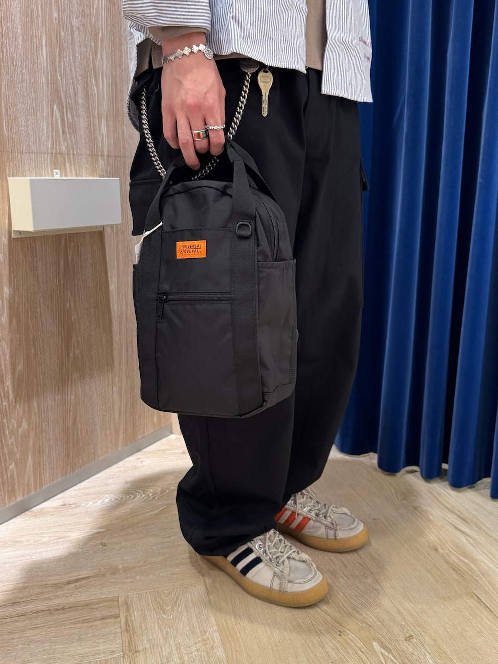 ブルー系のシャツ/ブラウス、ベージュ系のTシャツ/カットソー、ブラック系のボディバッグ/ウエストポーチを着用したメンズの秋コーディネートの3枚目の写真