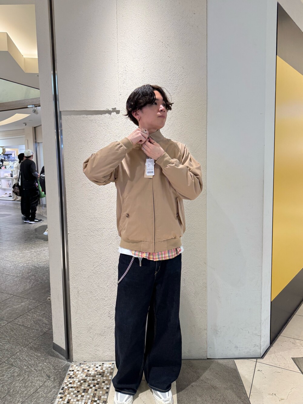 「FREDY&GLOSTER、eddiebauer、salomon、SALOMON、春コーデ、ファッションを楽しもう、カジュアルスタイル、カジュアルコーデ、メンズコーデ、スイングトップ、スイングトップブルゾン、チェックシャツ、デニムパンツ、天王寺、天王寺ミオ」｜「GLOSTERの【GLOSTER/グロスター】ガーゼライクチェックシャツ レギュラーカラー（シャツ/ブラウス、ピンク系）」を使った、ふなさん（メンズ・178cm）の春コーディネートの2枚目の写真