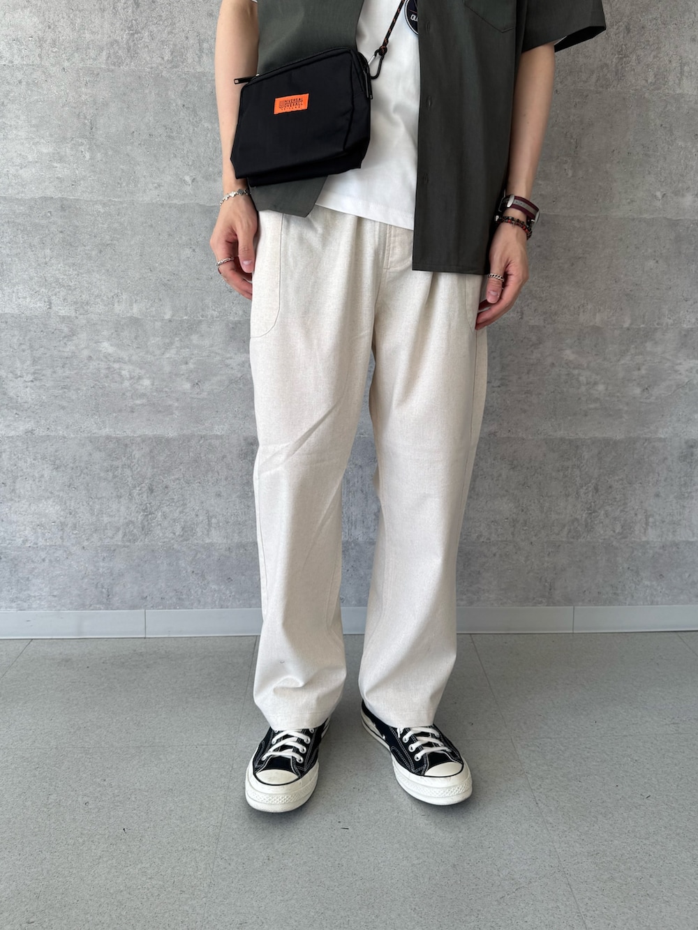 「FREDY&GLOSTER、universaloverall、converse、オープンカラーシャツ、ショルダーバッグ、COOLMAX、接触冷感、シンプルコーデ、夏コーデ、白Tシャツ、スニーカー、お出かけコーデ、シンプルスタイル、メンズコーデ、キャップ」｜「GLOSTERの【GLOSTER/グロスター】TROPICAL BEACH PANTS イージーパンツ（その他パンツ、ホワイト系）」を使った、ふなさん（メンズ・178cm）の夏コーディネートの3枚目の写真