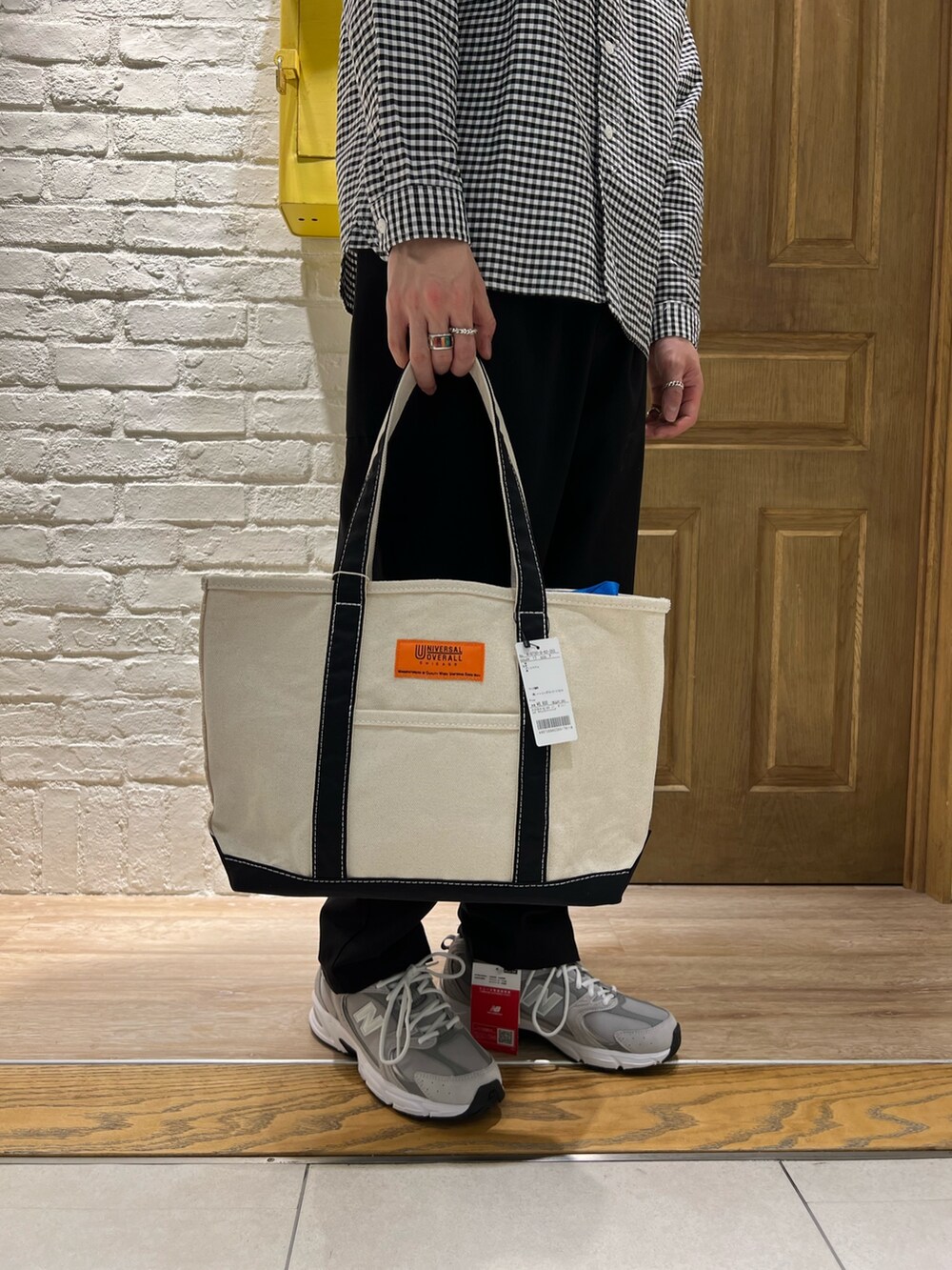 ブラック系のシャツ/ブラウス、ブラック系のその他パンツ、ブラック系のトートバッグを着用したメンズの春コーディネートの3枚目の写真