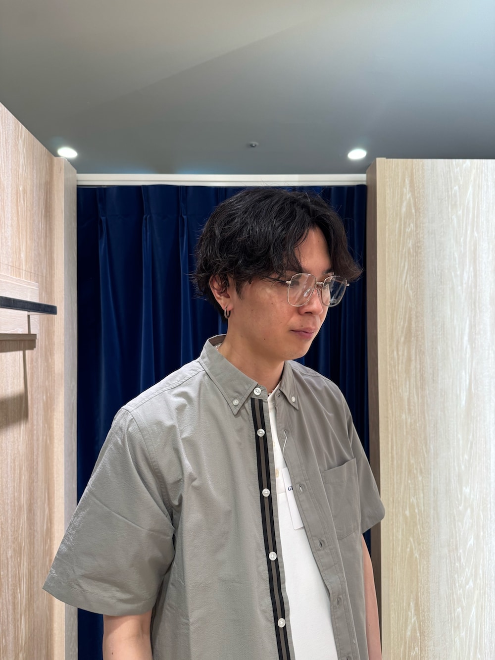 グリーン系のシャツ/ブラウス、ホワイト系のTシャツ/カットソー、ブラック系のその他パンツを着用したメンズの夏コーディネートの5枚目の写真