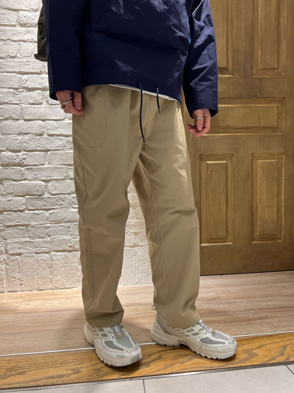 ブルー系のナイロンジャケット、ホワイト系のTシャツ/カットソー、ベージュ系のその他パンツを着用したメンズの春コーディネートの3枚目の写真