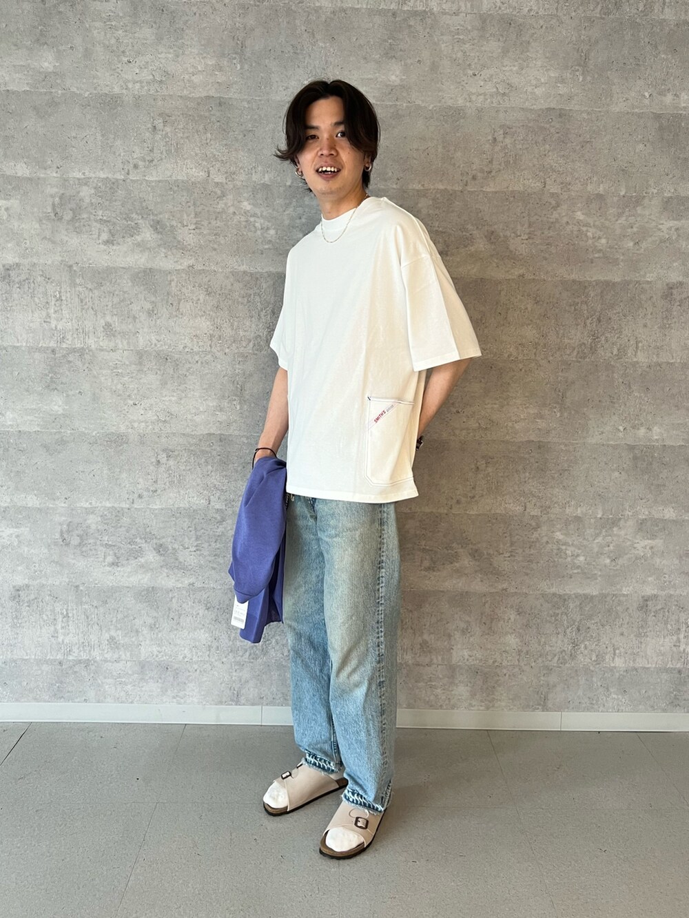 「FREDY&GLOSTER、smith's、orslow、シンプルコーデ、カジュアルコーデ、カーディガン、サマーカーディガン、デニムパンツ、サンダル、サンダルコーデ、天王寺、天王寺ミオ」｜「GLOSTERの【GLOSTER/グロスター】リネンライクカーディガン（カーディガン/ボレロ、パープル系）」を使った、ふなさん（メンズ・178cm）の春コーディネートの4枚目の写真