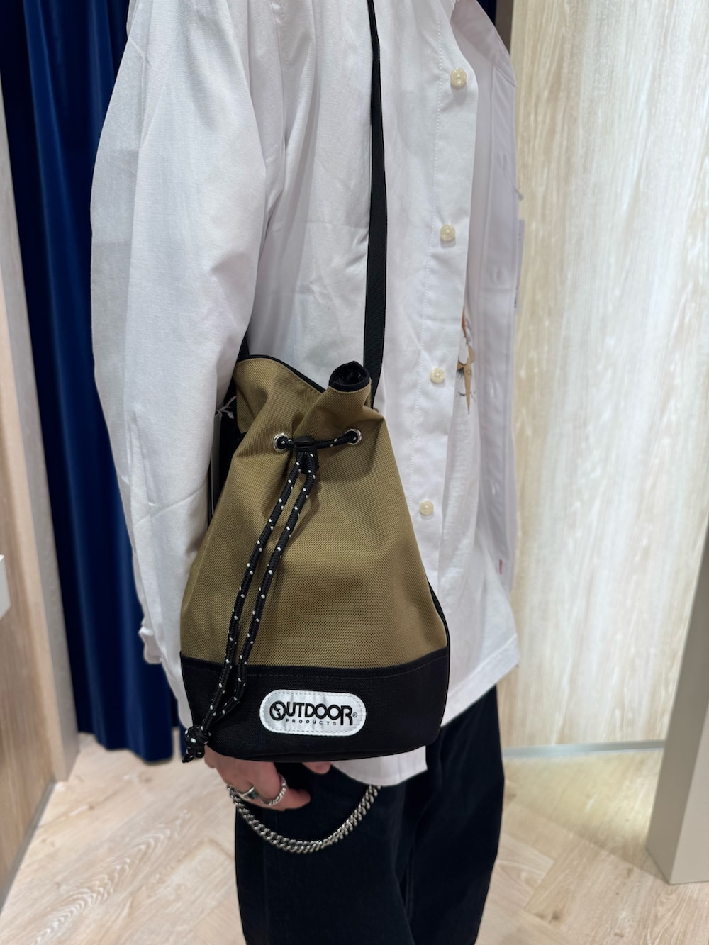 ホワイト系のシャツ/ブラウス、ホワイト系のTシャツ/カットソーを着用したメンズの春コーディネートの4枚目の写真