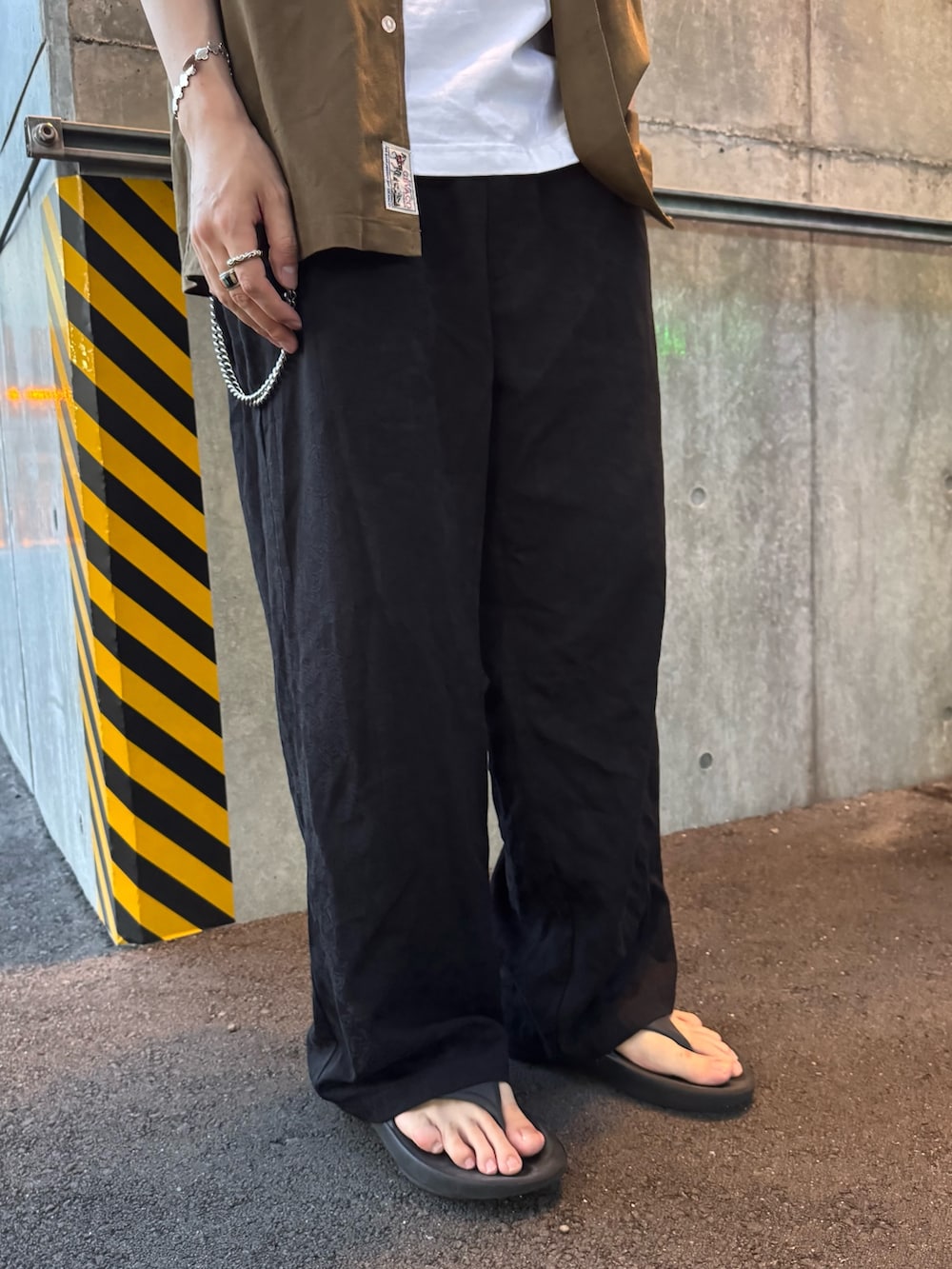 グリーン系のシャツ/ブラウス、ブラック系のその他パンツ、ホワイト系のTシャツ/カットソーを着用したメンズの夏コーディネートの3枚目の写真