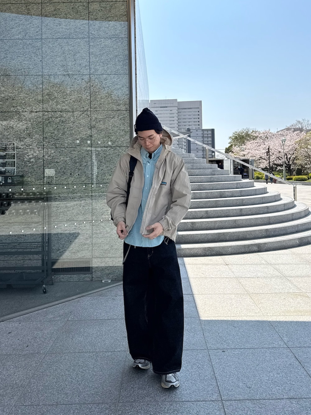 「メガネ男子、ストライプシャツ、春色、休日スタイル、スニーカー、お出かけコーデ、アウトドアスタイル、ニット帽、FREDY&GLOSTER、franklinclimbing、halo commodity、New Balance、GEVACO、マウンテンパーカー、KELTY」｜「Franklin Climbingの【Franklin Climbing/フランクリンクライミング】マウンテンジャケット UV/撥水（ブルゾン、グレー系）」を使った、ふなさん（メンズ・178cm）の春コーディネートの5枚目の写真
