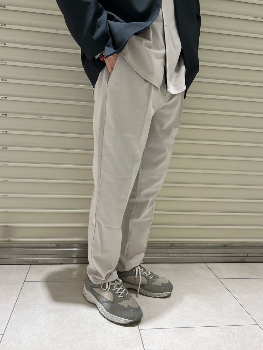 「きれいめカジュアル、綺麗めコーデ、セットアップ、セットアップスタイル、ジャケット、ジャケットスタイル、バンドカラーシャツ、休日スタイル、大人カジュアル、シンプルコーデ、天王寺、天王寺ミオ、FREDY&GLOSTER」｜「GLOSTERの【GLOSTER/グロスター】Quick DRY バンドカラーシャツ ノーカラー ワイドフィット（シャツ/ブラウス、ホワイト系）」を使った、ふなさん（メンズ・178cm）の春コーディネートの3枚目の写真