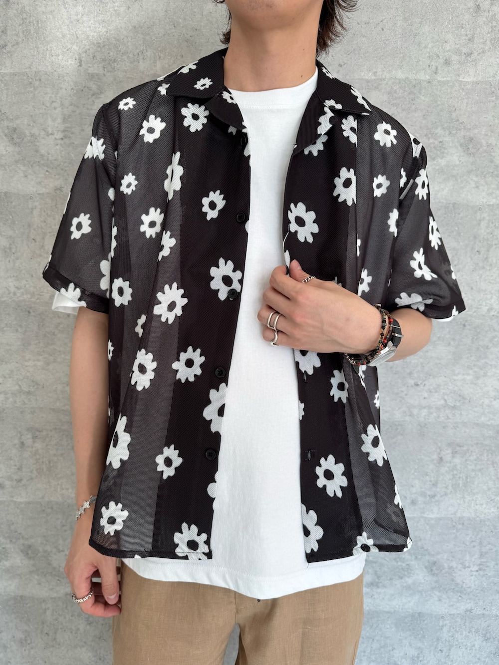 ホワイト系のTシャツ/カットソー、ベージュ系のその他パンツ、ブラック系のシャツ/ブラウスを着用したメンズの夏コーディネートの2枚目の写真