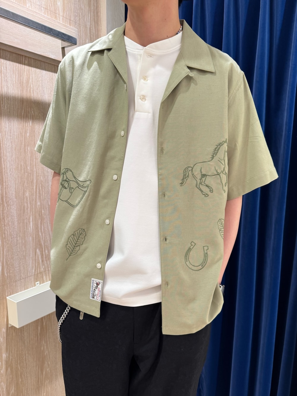 グリーン系のシャツ/ブラウス、ホワイト系のTシャツ/カットソー、ブラック系のその他パンツを着用したメンズの夏コーディネートの2枚目の写真