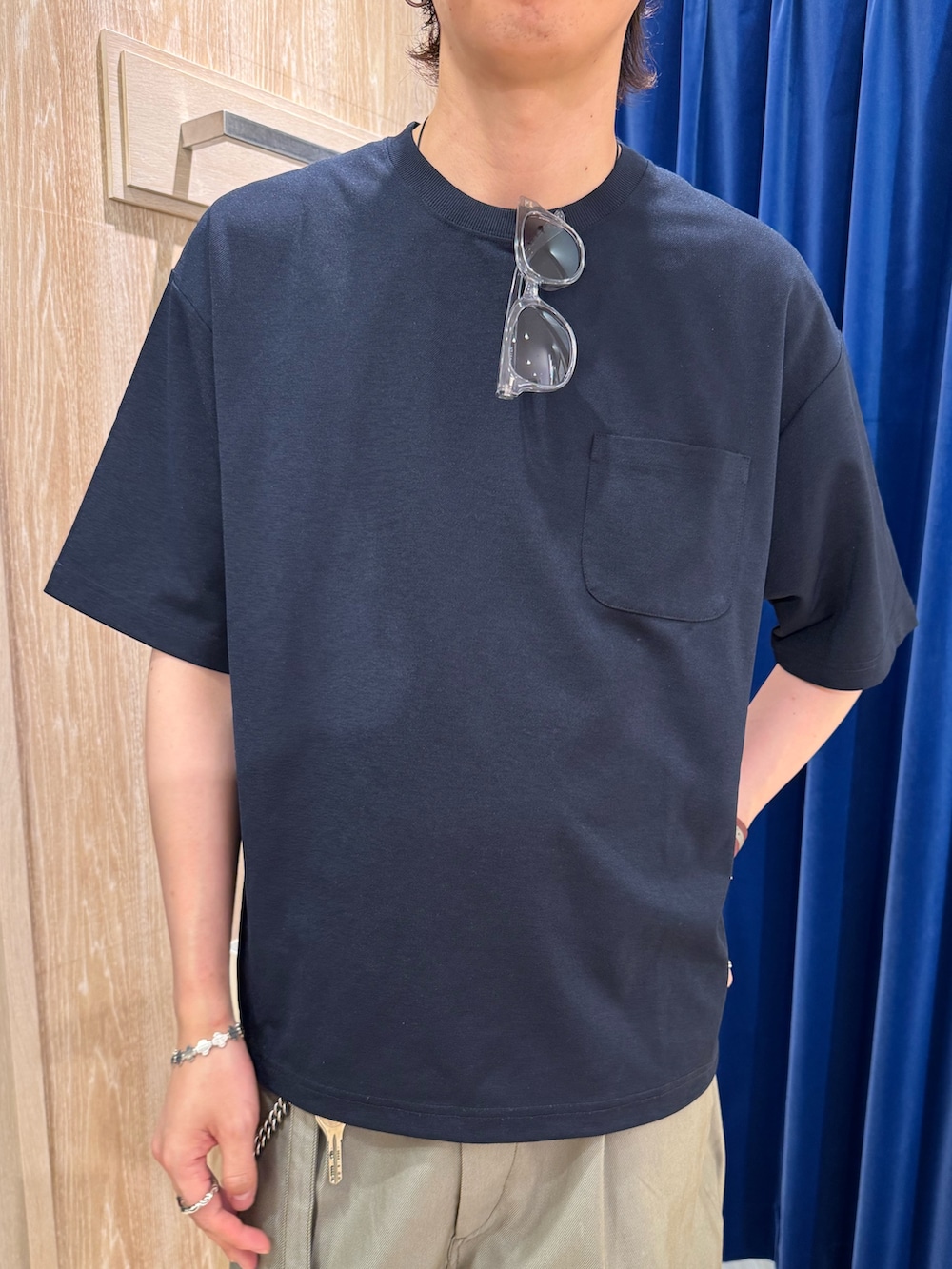 「サングラス、シンプルコーデ、夏コーデ、サンダル、キャップ、大人カジュアル、爽やかコーデ、メンズファッション、トングサンダル、リカバリーサンダル、高機能、ワイドパンツ、FREDY&GLOSTER、NICK GEAR、blurhms」｜「MEIの【MEI/メイ】Tong Sandal トングサンダル EVA（サンダル、ブラック系）」を使った、ふなさん（メンズ・178cm）の夏コーディネートの2枚目の写真