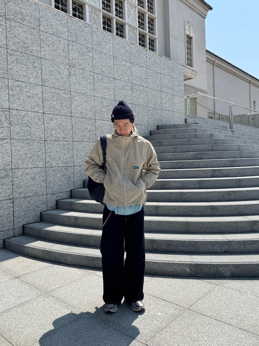 「メガネ男子、ストライプシャツ、春色、休日スタイル、スニーカー、お出かけコーデ、アウトドアスタイル、ニット帽、FREDY&GLOSTER、franklinclimbing、halo commodity、New Balance、GEVACO、マウンテンパーカー、KELTY」｜「Franklin Climbingの【Franklin Climbing/フランクリンクライミング】マウンテンジャケット UV/撥水（ブルゾン、グレー系）」を使った、ふなさん（メンズ・178cm）の春コーディネートの2枚目の写真