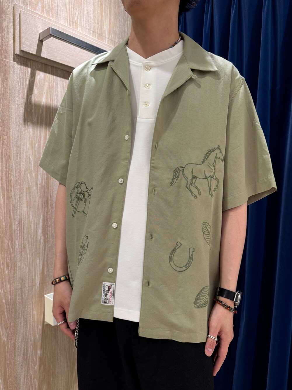 グリーン系のシャツ/ブラウス、ホワイト系のTシャツ/カットソー、ブラック系のその他パンツを着用したメンズの夏コーディネートの2枚目の写真