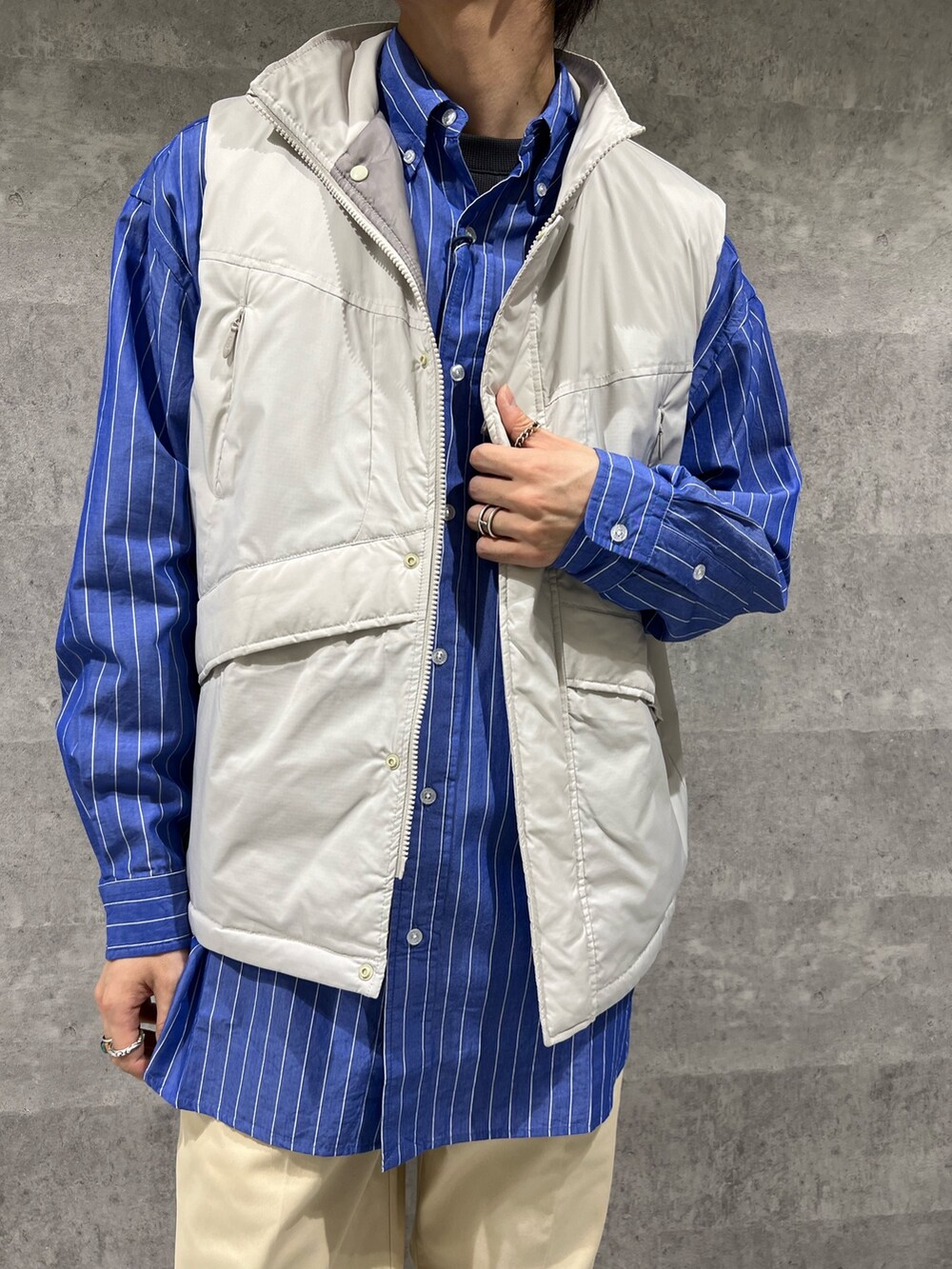 「FREDY&GLOSTER、GEVACO、Dickies、モンスターベスト、ベストコーデ、シャツスタイル、チノパン、カジュアルコーデ、天王寺、天王寺ミオ」｜「GEVACOの【GEVACO/ゲバコ】タイプライター ストライプシャツ 長袖 ボタンダウン ダディシャツ（シャツ/ブラウス、ブルー系）」を使った、ふなさん（メンズ・178cm）の春コーディネートの3枚目の写真