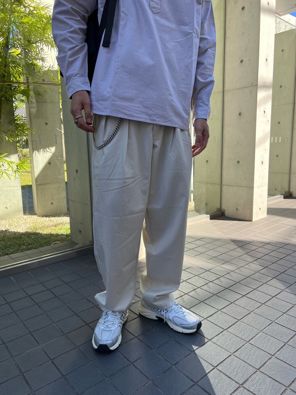 ベージュ系のシャツ/ブラウス、ホワイト系のその他パンツ、ブラック系のバックパック/リュックを着用したメンズの秋コーディネートの2枚目の写真