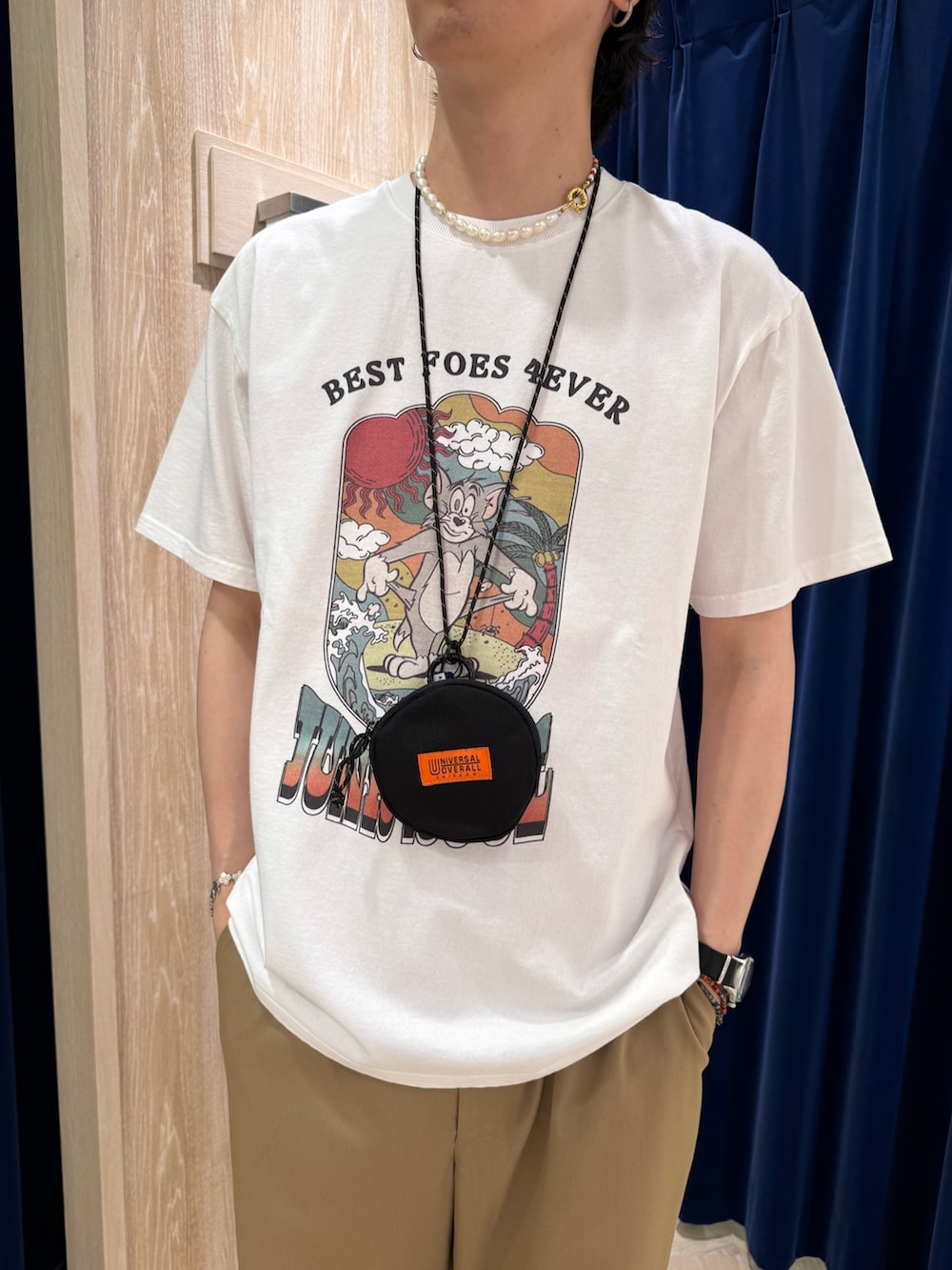 ホワイト系のTシャツ/カットソー、ブラック系のコインケースを着用したメンズの夏コーディネートの2枚目の写真