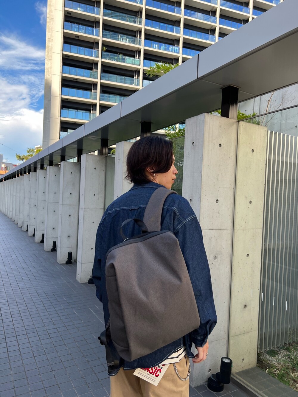 「FREDY&GLOSTER、GEVACO、SALOMON、uncoeur、ボーダー、デニム、デニムシャツ、シェフパンツ、リュック、休日スタイル、ロンT、カジュアルコーデ、スニーカーコーデ、天王寺」｜「GEVACOの【GEVACO/ゲバコ】デニムショールカラーワークシャツ カバーオール（シャツ/ブラウス、ブルー系）」を使った、ふなさん（メンズ・178cm）の秋コーディネートの3枚目の写真