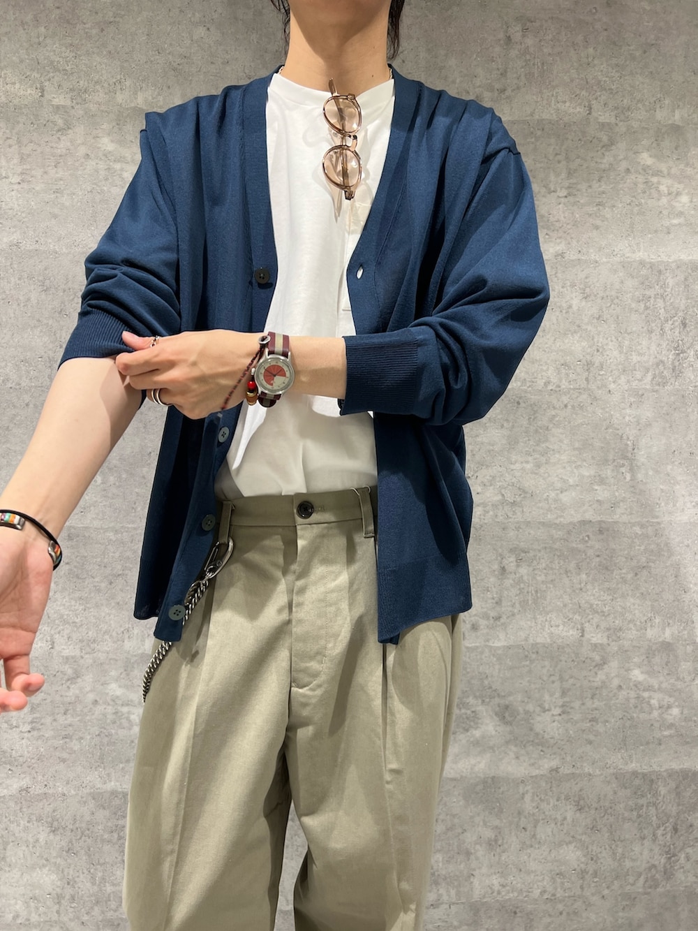 「FREDY&GLOSTER、GEVACO、New Balance、NICK GEAR、カーディガン、カーディガンコーデ、初夏コーデ、スラックス、スラックスコーデ、タックイン、サングラス、天王寺」｜「GLOSTERの【GLOSTER/グロスター】リネンライクカーディガン（カーディガン/ボレロ、ブルー系）」を使った、ふなさん（メンズ・178cm）の夏コーディネートの2枚目の写真