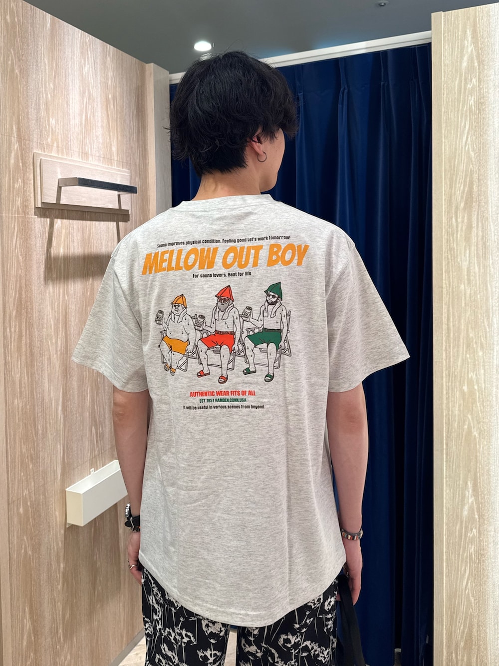 ホワイト系のTシャツ/カットソー、ブラック系のその他パンツ、ブラック系のサンダルを着用したメンズの夏コーディネートの3枚目の写真