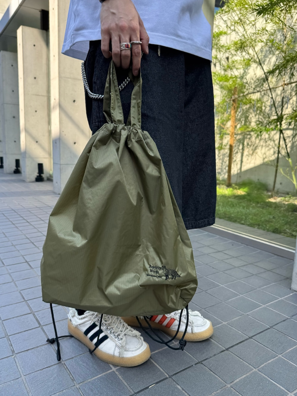 「FREDY&GLOSTER、converse、ジャックパーセル、adidas、ポロシャツ、ポロシャツコーデ、ハーフパンツ、デニム、デニムパンツ、ライトオンス、夏コーデ、シンプルスタイル、メンズファッション、初夏コーデ、メンズコーデ」｜「JACK PURCELLの【Jack Purcell/ジャックパーセル】鹿の子 ラインポロシャツ ワンポイント（ポロシャツ、ホワイト系）」を使った、ふなさん（メンズ・178cm）の夏コーディネートの5枚目の写真