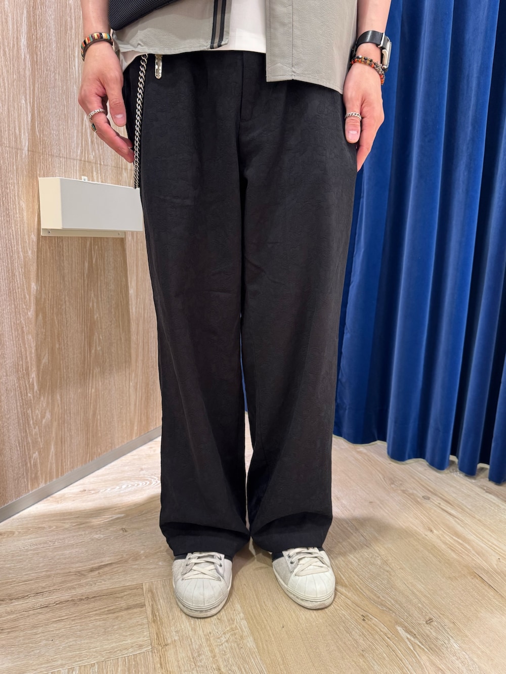 グリーン系のシャツ/ブラウス、ホワイト系のTシャツ/カットソー、ブラック系のその他パンツを着用したメンズの夏コーディネートの3枚目の写真