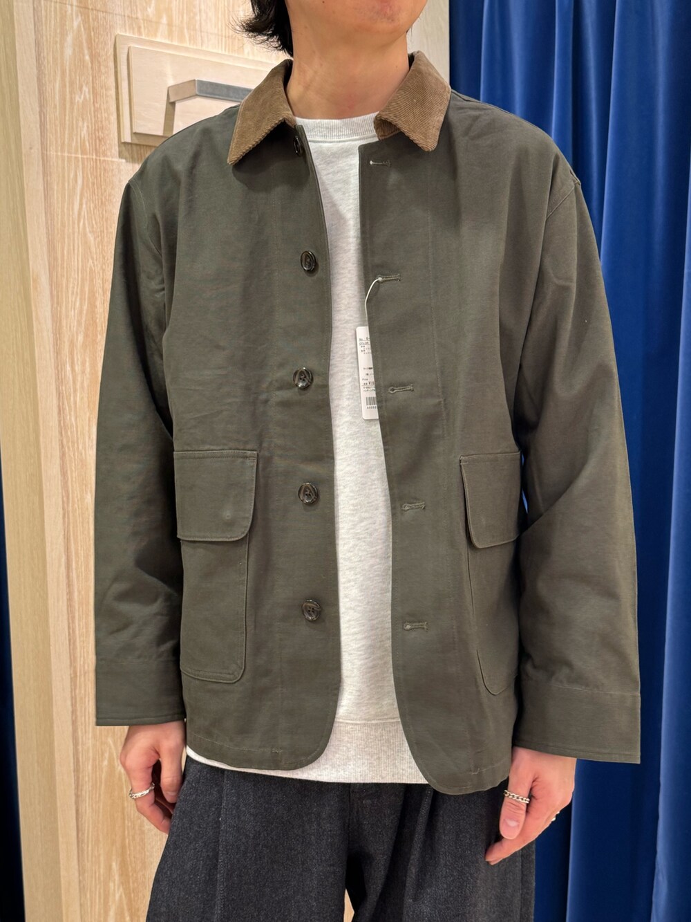 グレー系のスウェット、グリーン系のブルゾンを着用したメンズの冬コーディネートの2枚目の写真