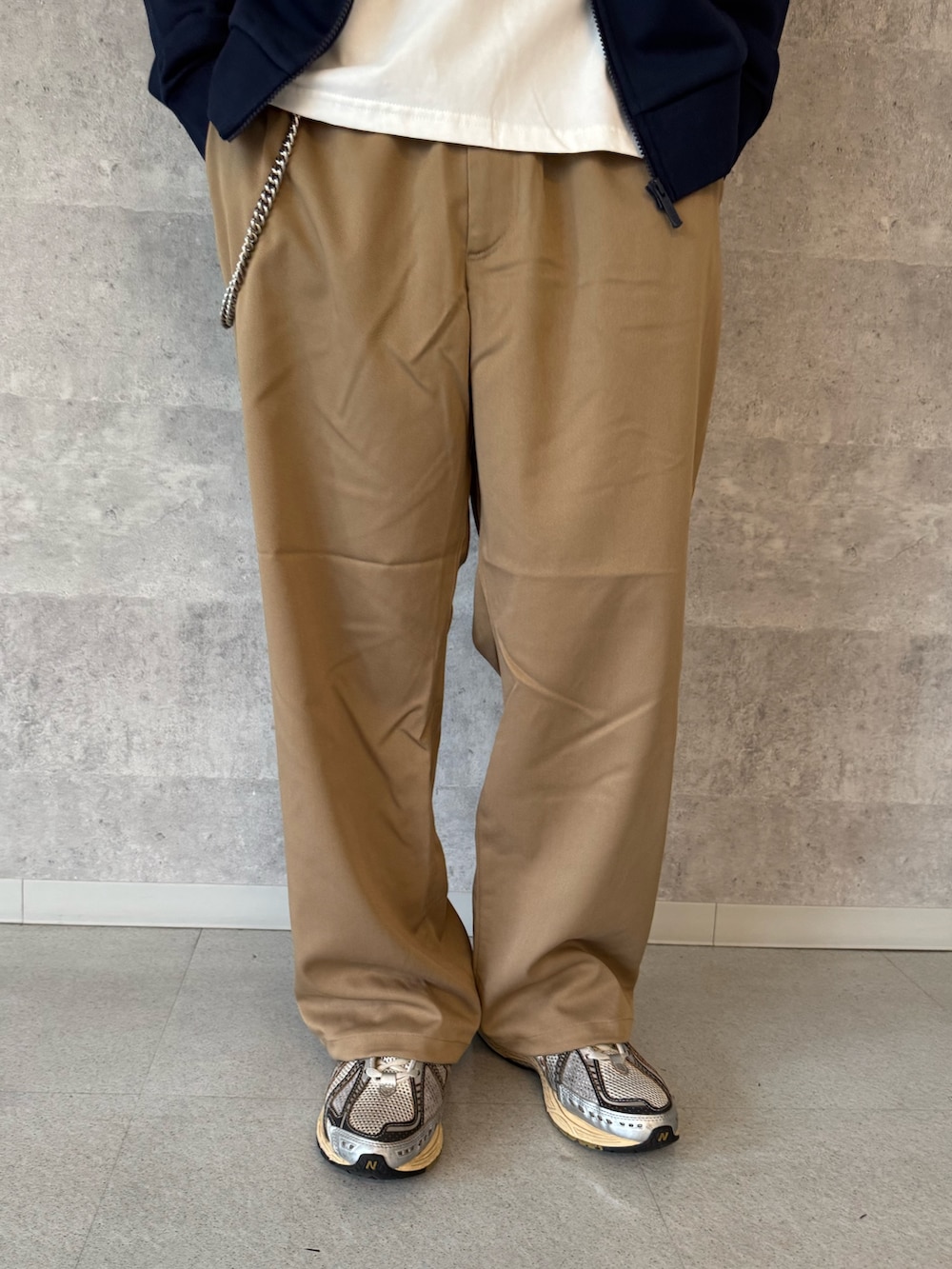 ブルー系のパーカー、ホワイト系のTシャツ/カットソー、ベージュ系のその他パンツを着用したメンズの秋コーディネートの3枚目の写真