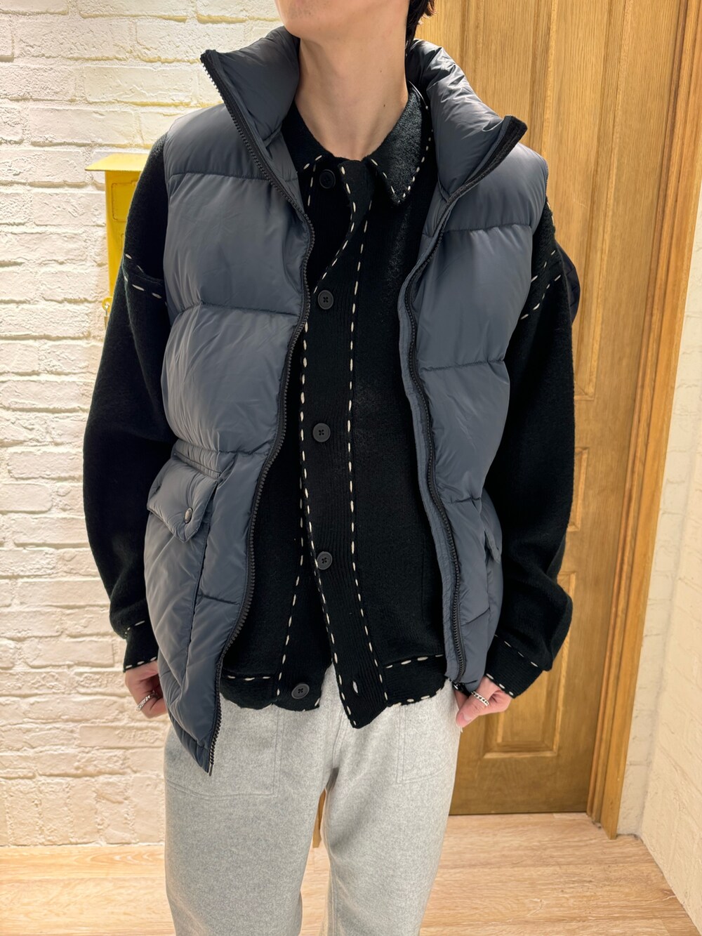 「FREDY&GLOSTER、TAION、GEVACO、NICK GEAR、New Balance、ダウンベスト、ダウン、カーディガンコーデ、冬コーデ、ダウンジャケット、ニット、キャップ、休日スタイル、メンズファッション」｜「GLOSTERの【GLOSTER/グロスター】配色ハンドステッチ ニット ダブルポケットカーディガン（カーディガン/ボレロ、ブラック系）」を使った、ふなさん（メンズ・178cm）の冬コーディネートの3枚目の写真