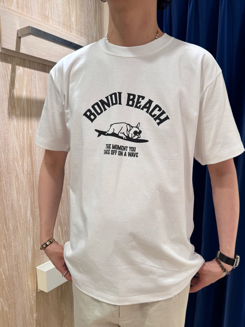 ブラック系のシャツ/ブラウス、ホワイト系のTシャツ/カットソー、ホワイト系のその他パンツを着用したメンズの夏コーディネートの6枚目の写真