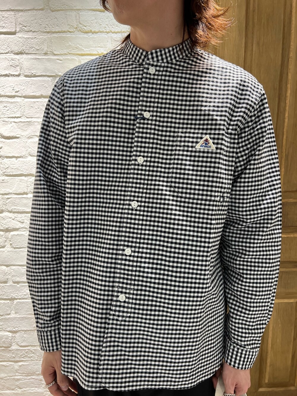 ブラック系のシャツ/ブラウス、ブラック系のその他パンツ、ブラック系のトートバッグを着用したメンズの春コーディネートの2枚目の写真