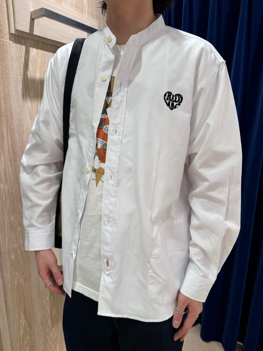 ホワイト系のシャツ/ブラウス、ホワイト系のTシャツ/カットソーを着用したメンズの春コーディネートの3枚目の写真