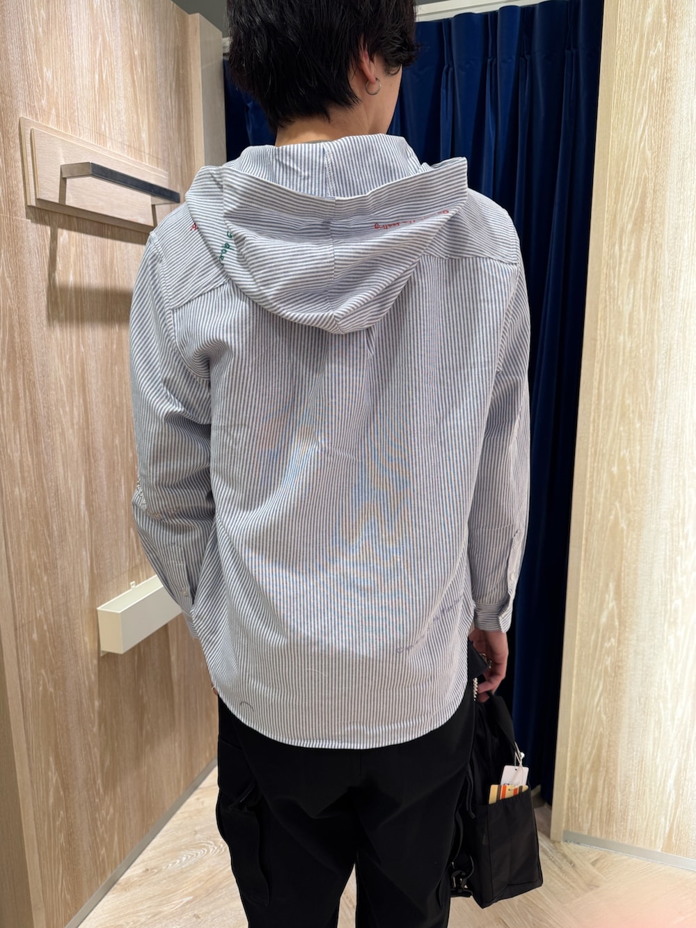ブルー系のシャツ/ブラウス、ベージュ系のTシャツ/カットソー、ブラック系のボディバッグ/ウエストポーチを着用したメンズの秋コーディネートの4枚目の写真