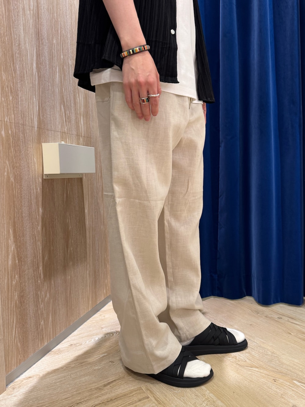 ブラック系のシャツ/ブラウス、ホワイト系のTシャツ/カットソー、ホワイト系のその他パンツを着用したメンズの夏コーディネートの4枚目の写真