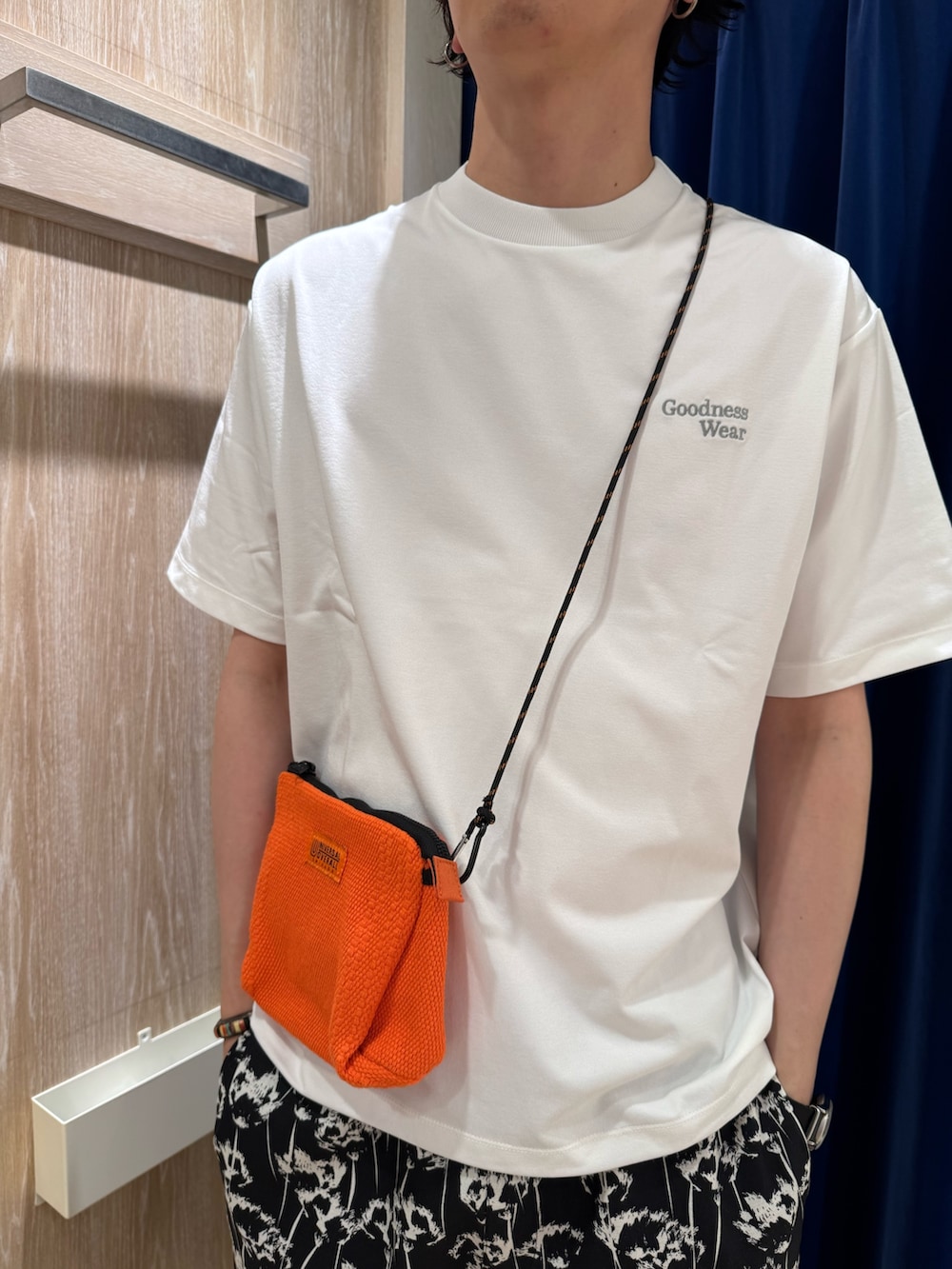 ホワイト系のTシャツ/カットソー、ブラック系のその他パンツ、ブラック系のサンダルを着用したメンズの夏コーディネートの2枚目の写真
